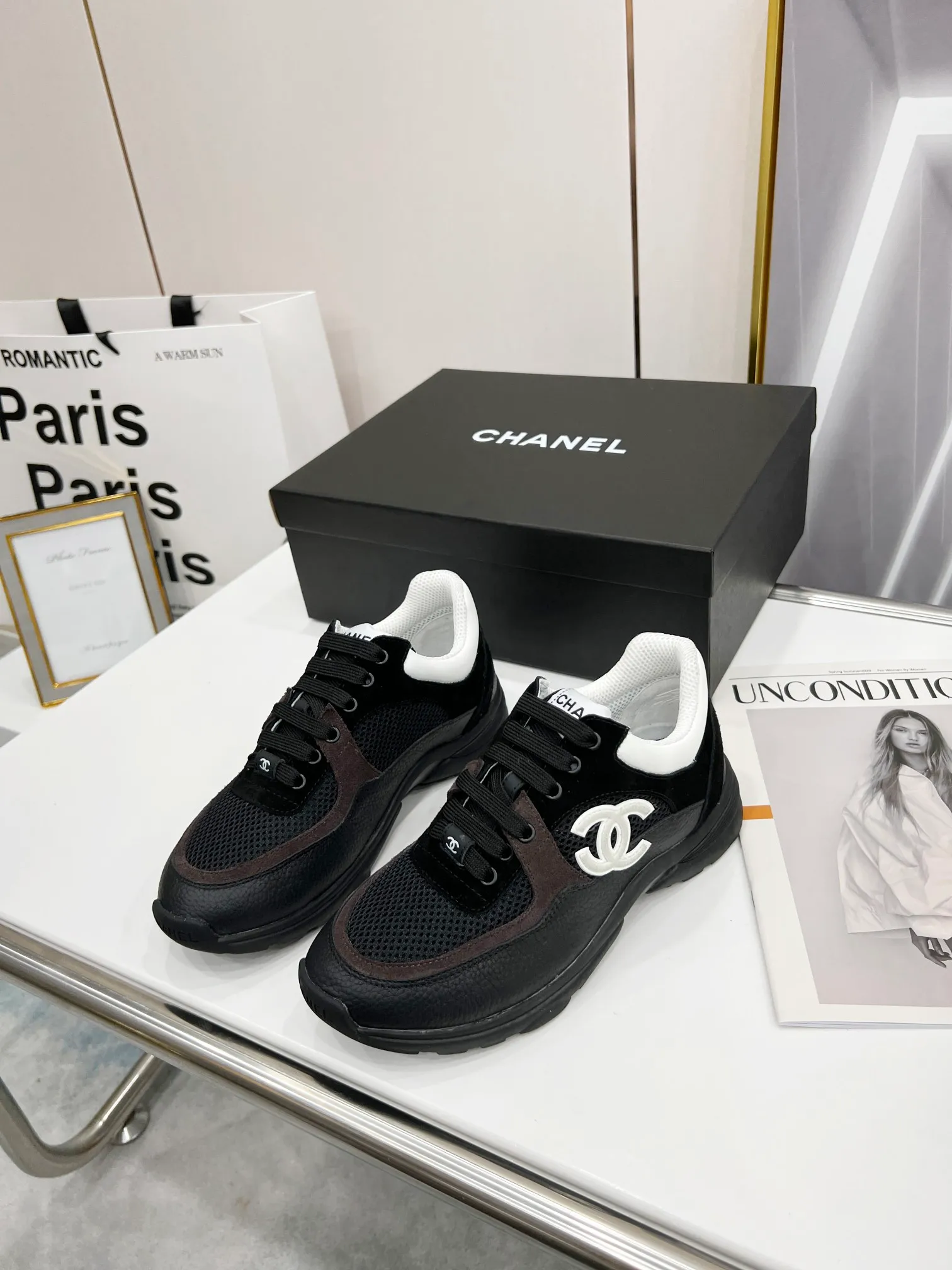 👟👟Ex-factory price 520👟👟 Chanel (Chanel) 2023 new color casual sports shoes, Paris Fashion Week (Chanel) catwalk style, original shoes purchased in Italy and made 1:1, fabric: original customized high-reflective material/high mercerized suede cowhide, breathable mesh splicing, 1 cm thick original movable massage feet, comfortable to wear, private original molded outsole , color, black, white, two-color optional. Number of yards; 35--41